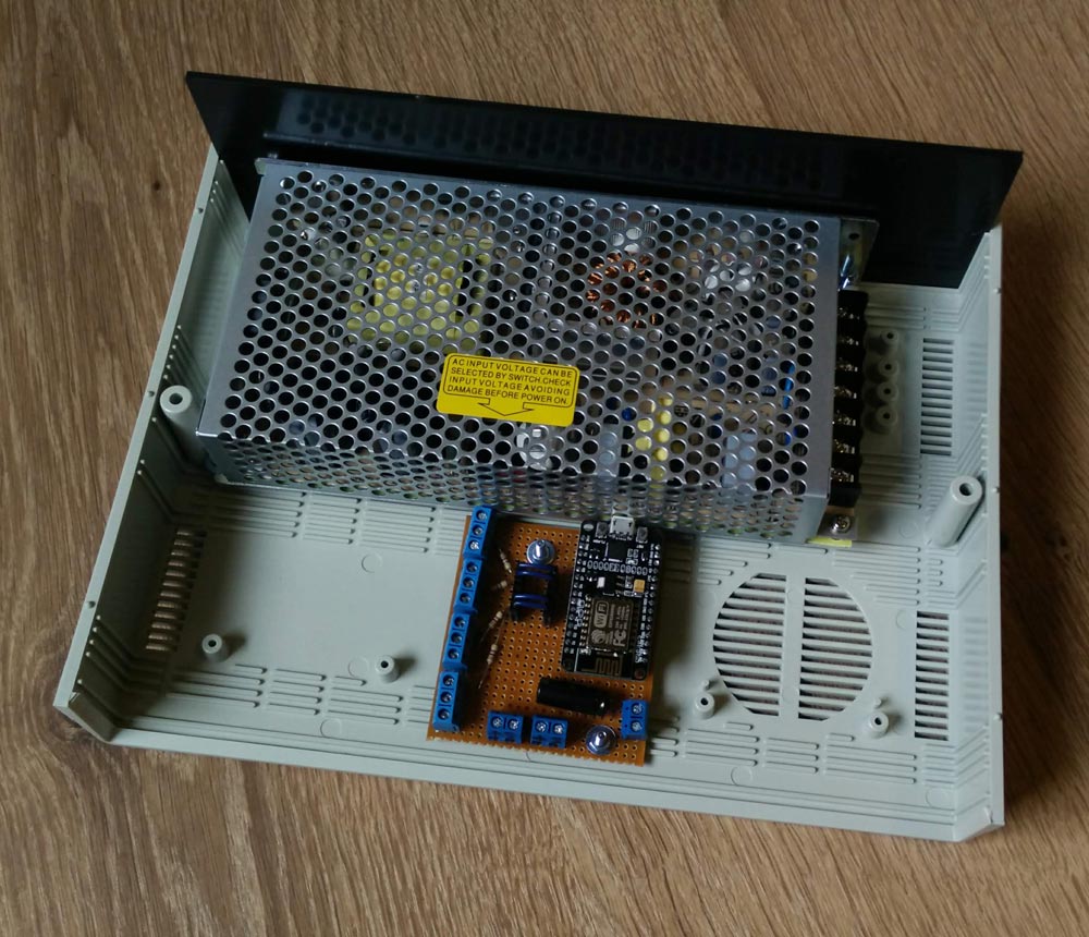 enclosure with power supply and circuit board for the sluice ledstrips